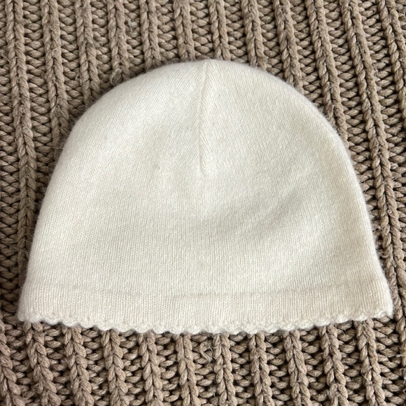 H&M women hat 80% lambs wool